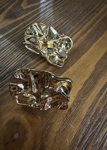 Kadın Pilili Altın renk Küpeler - Görsel 3