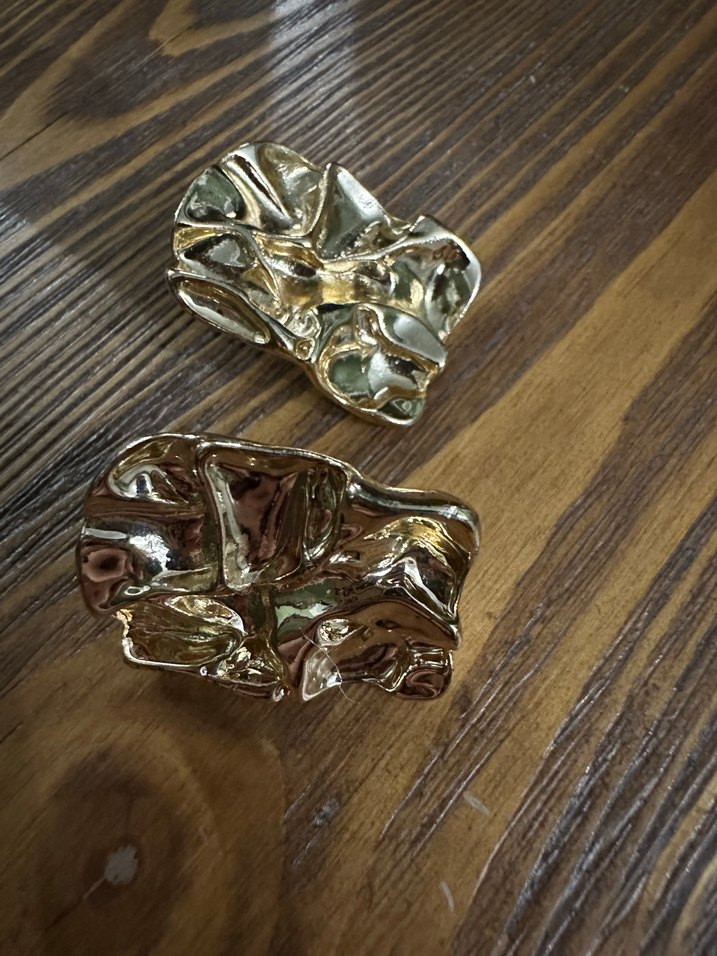 Kadın Pilili Altın renk Küpeler - Görsel 3