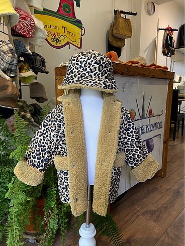 Leopar tasarım çocuk mont şapka