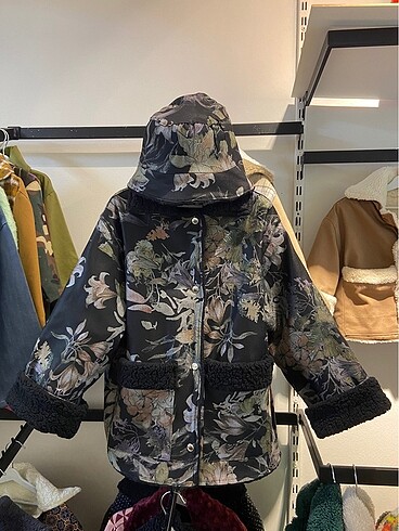 Zara Siyah çiçekli çocuk mont şapka