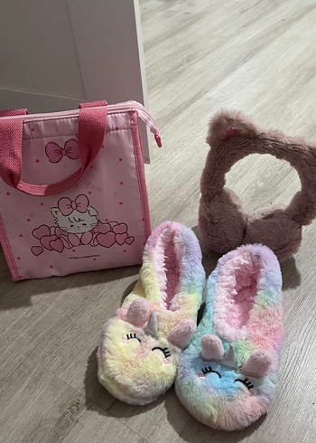 Çanta kulaklık ve ev patiği 3 ü bir arada - Görsel 2