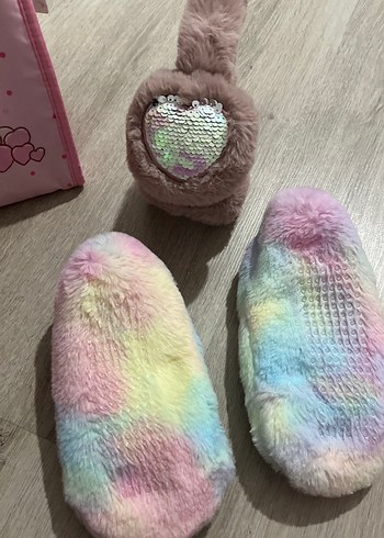 Çanta kulaklık ve ev patiği 3 ü bir arada - Görsel 4