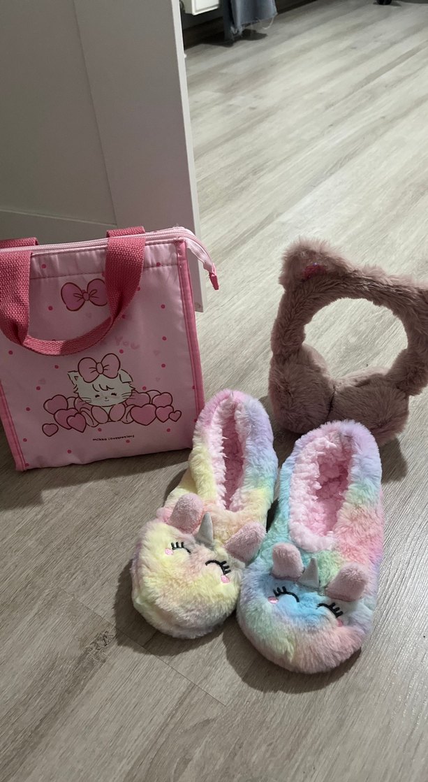 Çanta kulaklık ve ev patiği 3 ü bir arada - Görsel 2