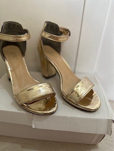 Zara Gold kalın topuklu