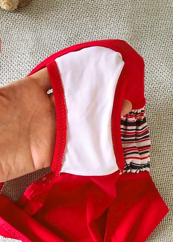 Çizgili Desenli Kırmızı Bikini Takımı - Görsel 12