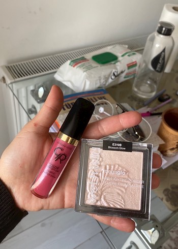 Wet n wild Pembe Renkli Dudak Parlatıcısı ve Aydınlatıcı
