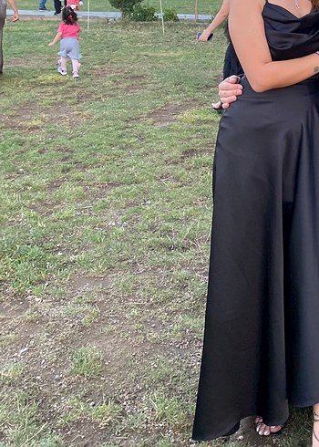 Lafaba Kadın Siyah Volanlı Yırtmaçlı Saten Abiye - Görsel 3