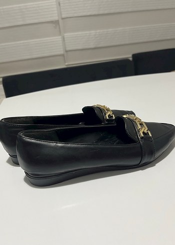 Zincir Detaylı Siyah Deri Kadın Babet - Görsel 3