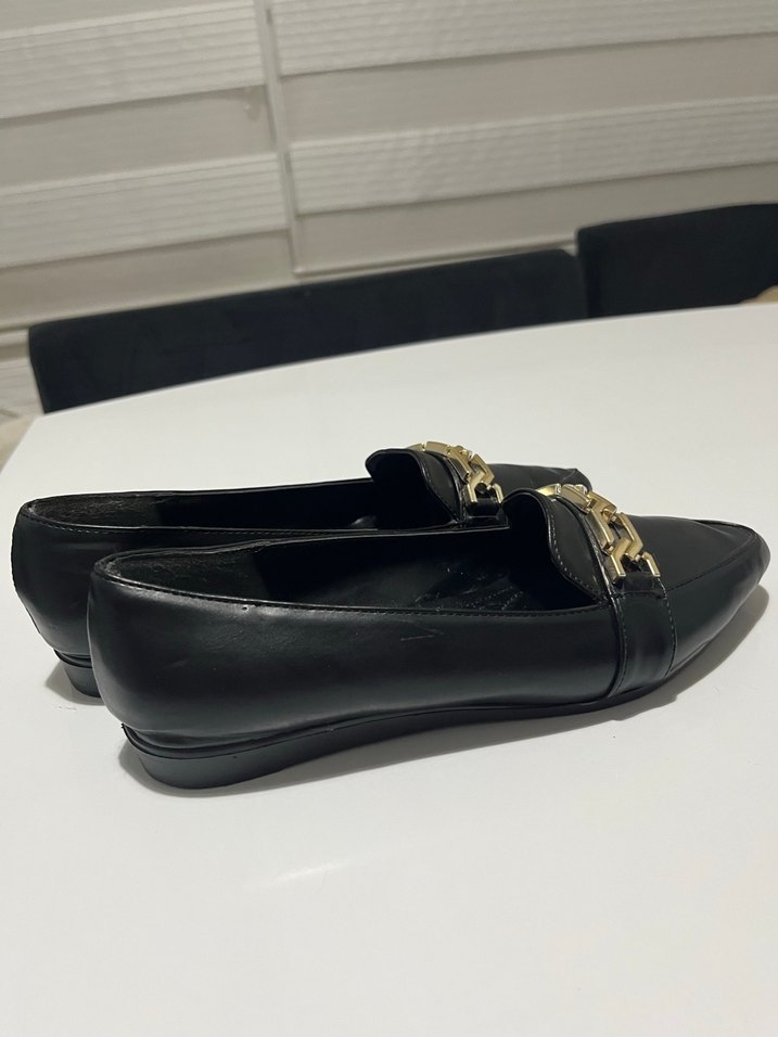 Zincir Detaylı Siyah Deri Kadın Babet - Görsel 3