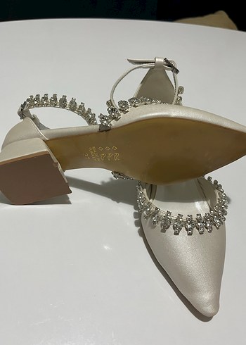 Beyaz İşlemeli Taşlı Yüksek Topuklu Kadın Ayakkabı - Görsel 2