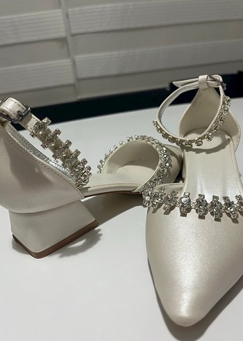 Beyaz İşlemeli Taşlı Yüksek Topuklu Kadın Ayakkabı - Görsel 3