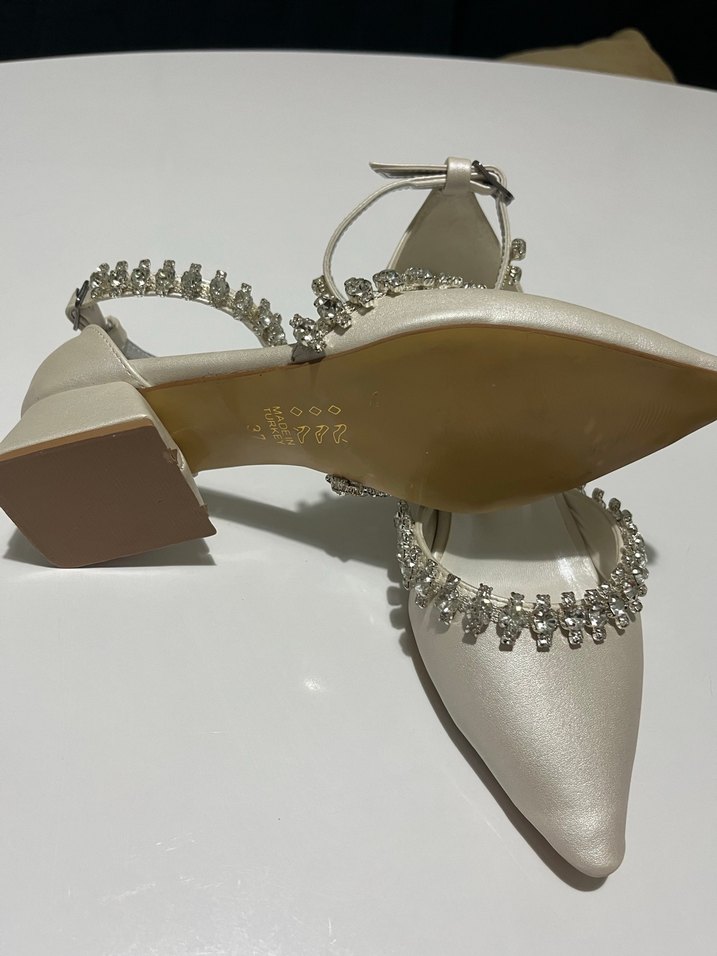 Beyaz İşlemeli Taşlı Yüksek Topuklu Kadın Ayakkabı - Görsel 2