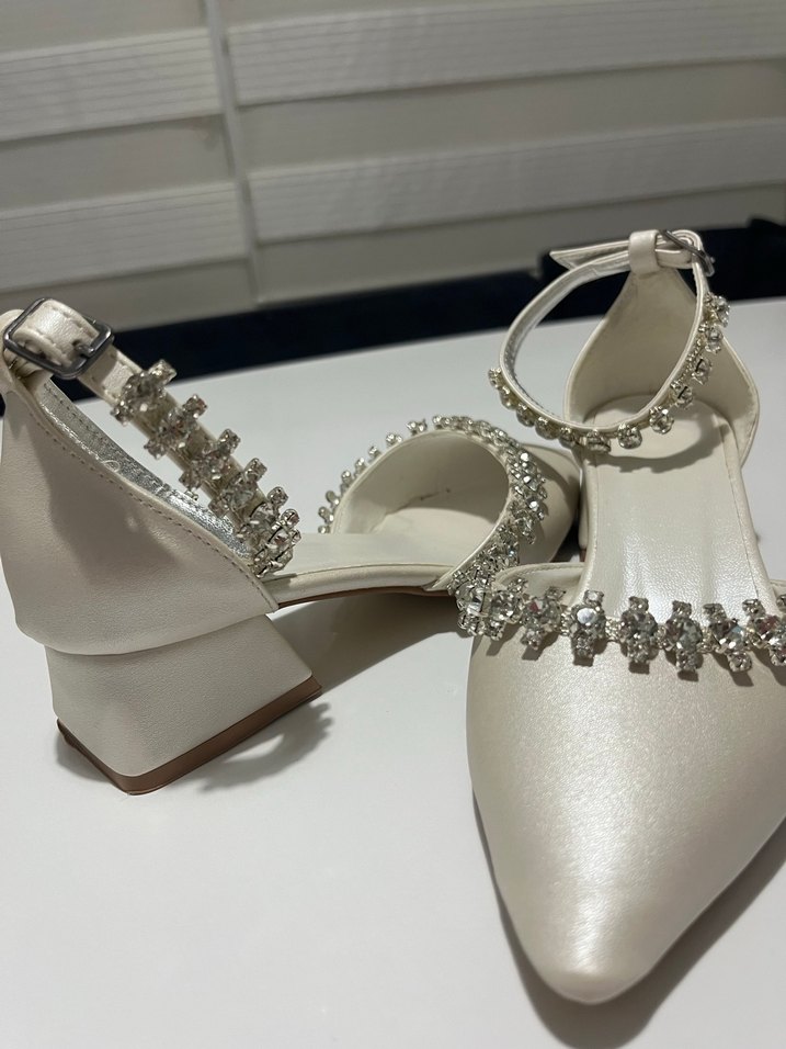 Beyaz İşlemeli Taşlı Yüksek Topuklu Kadın Ayakkabı - Görsel 3