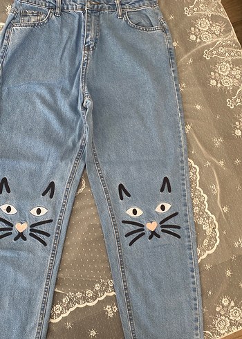 Quzu Kedi İslemeli Acik Mavi Denim Jean