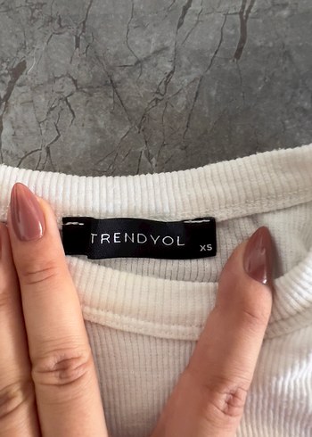 Trendyol Beyaz Yüksek Yakalı Kolsuz Kadın Atlet - Görsel 2