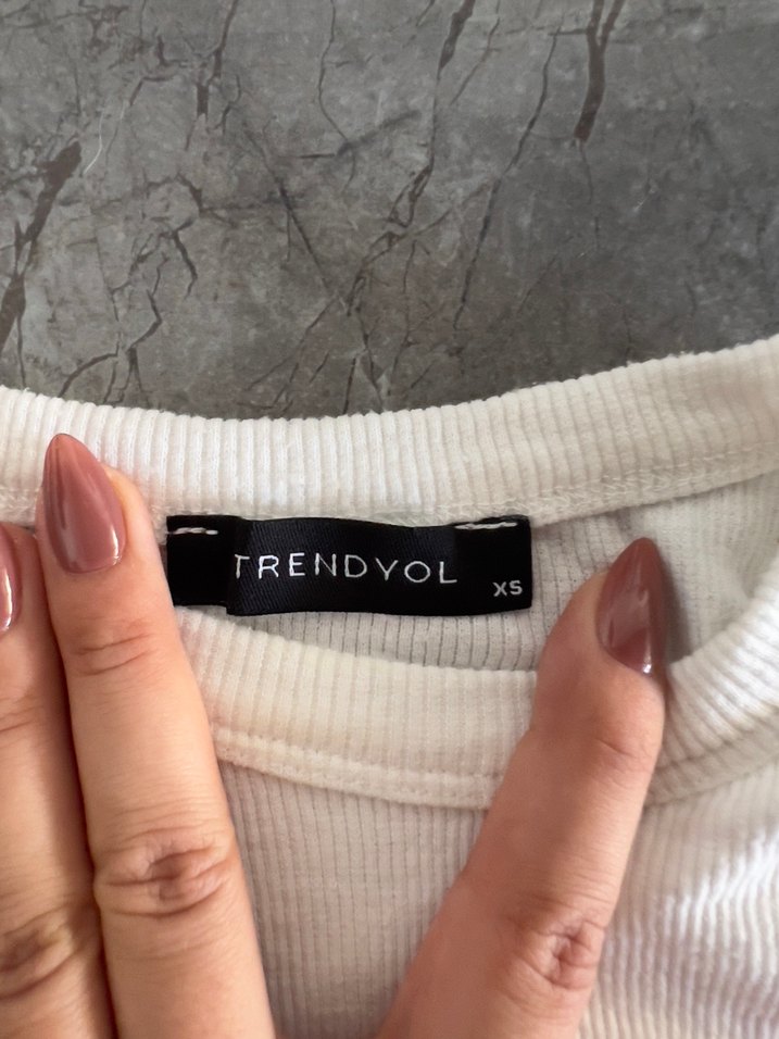 Trendyol Beyaz Yüksek Yakalı Kolsuz Kadın Atlet - Görsel 2