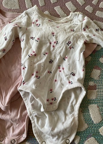 H&M Uzun Kollu Düğmeli Bebek Body'si