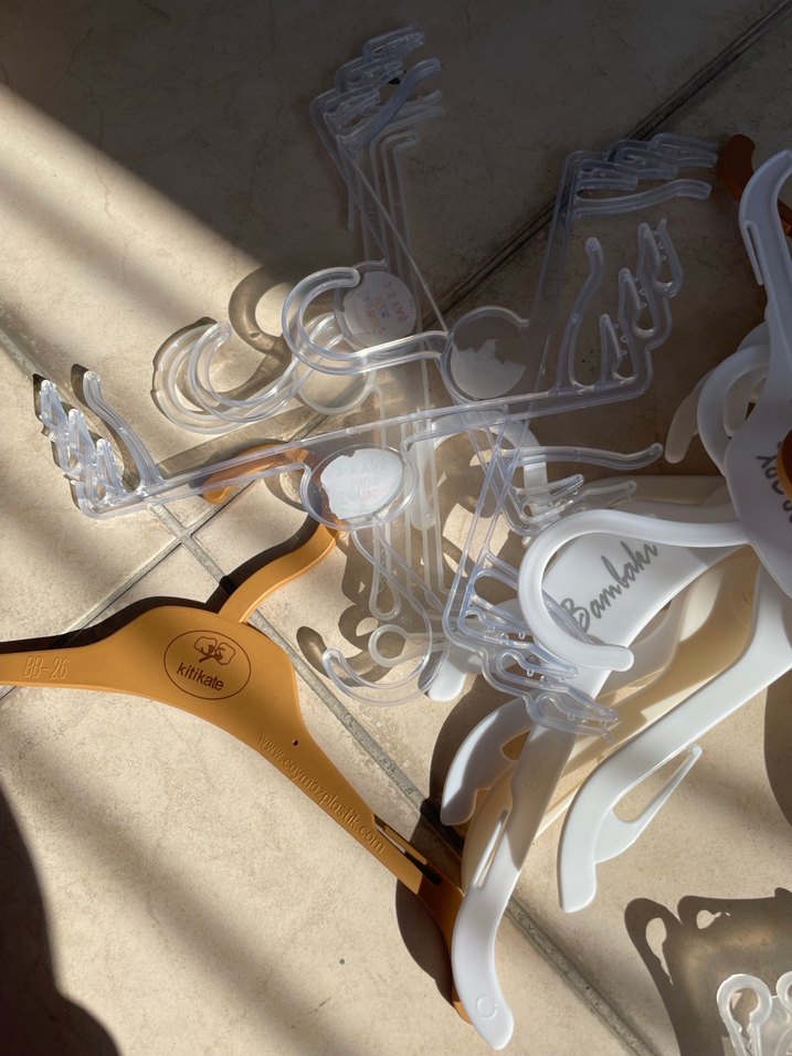 Bej ve Şeffaf Çocuk Askıları - Görsel 3