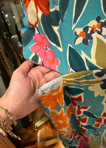 Çiçek Desenli Bel Dekolteli Şortlu Tulum - Görsel 2