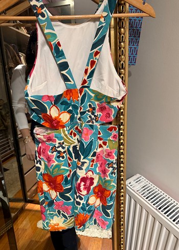 Çiçek Desenli Bel Dekolteli Şortlu Tulum - Görsel 3