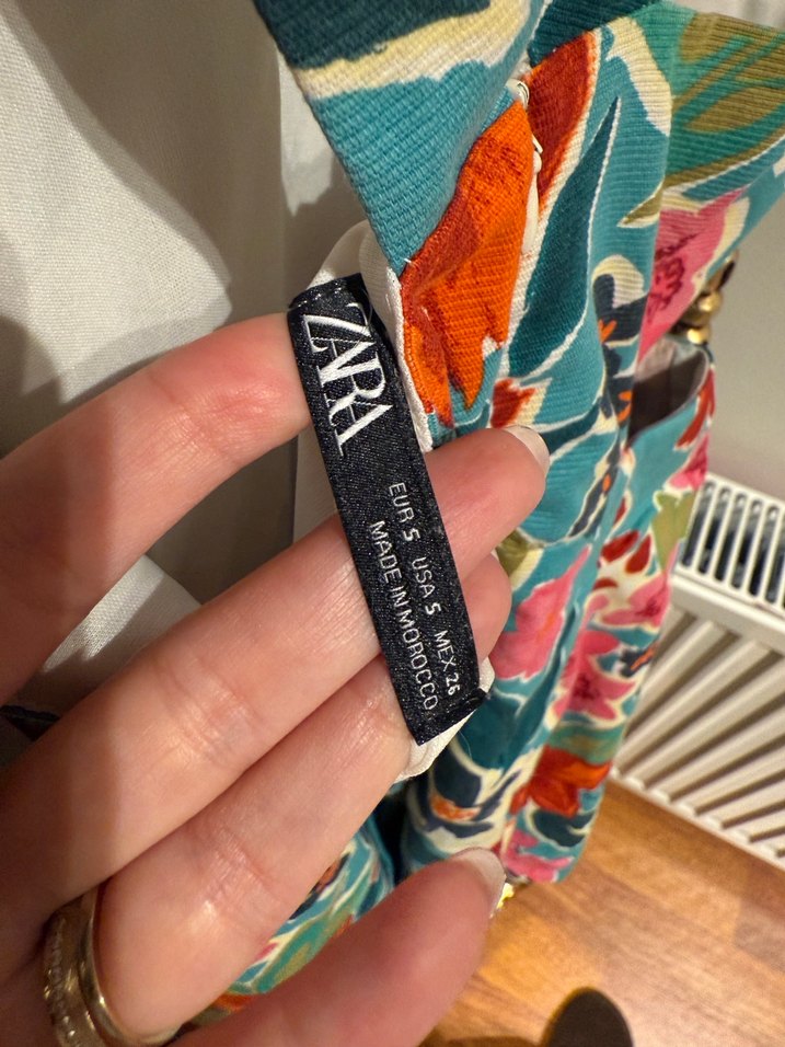 Çiçek Desenli Bel Dekolteli Şortlu Tulum - Görsel 4