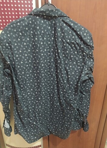 Diğer Siyah üzerine çiçek desenli gömlek
