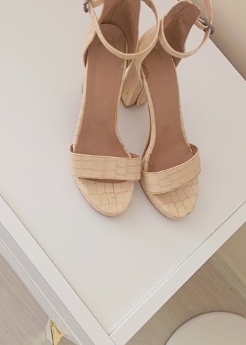 Bej Yılan Desenli Tokalı Kadın Topuklu Ayakkabı - Görsel 2