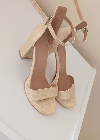 Bej Yılan Desenli Tokalı Kadın Topuklu Ayakkabı - Görsel 3