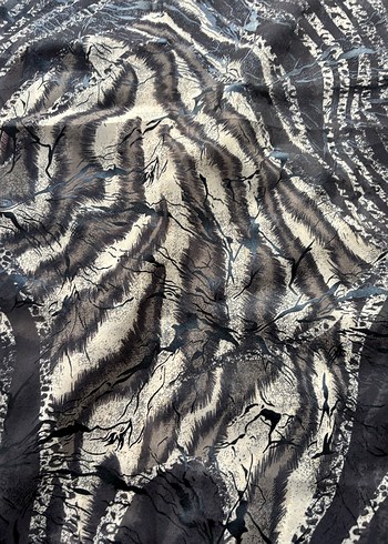 Siyah Uzun Bağlama Desenli Fular - Görsel 2