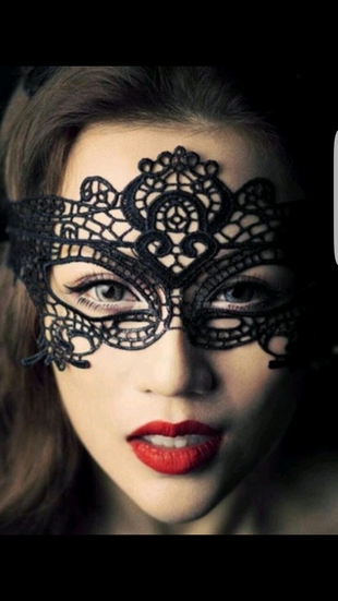 Siyah dantel maske