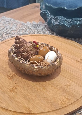 Koyu Kahverengi Tavuk ve Yuva Biblo - Görsel 3