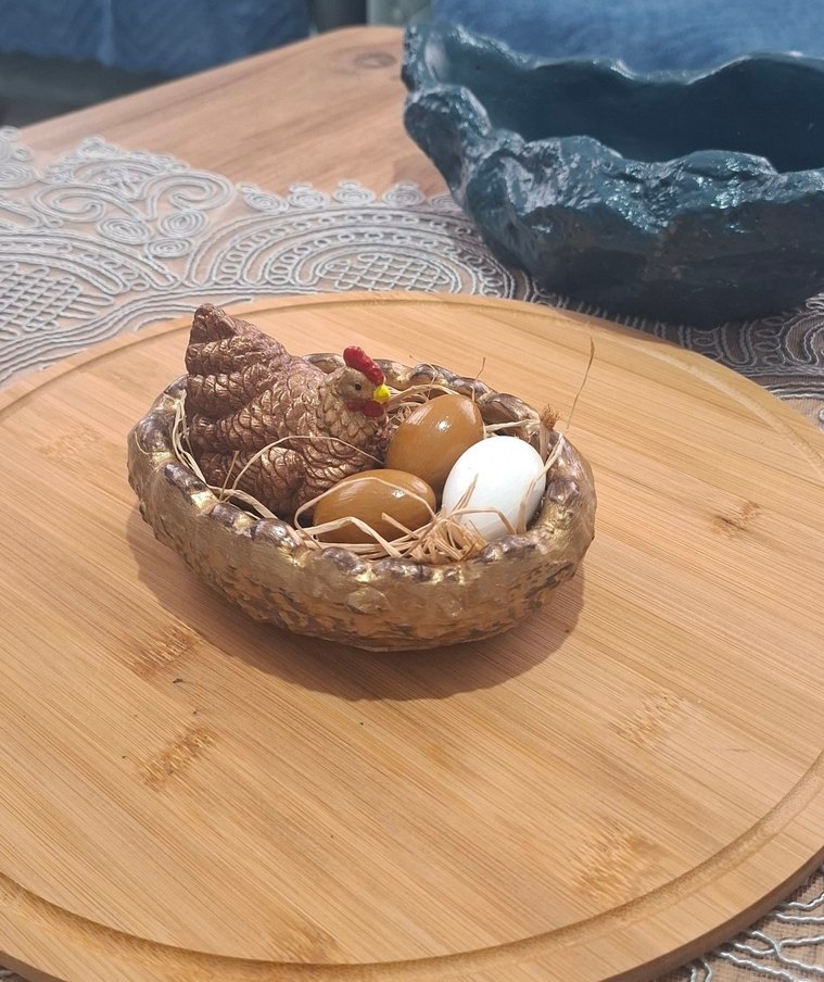 Koyu Kahverengi Tavuk ve Yuva Biblo - Görsel 3