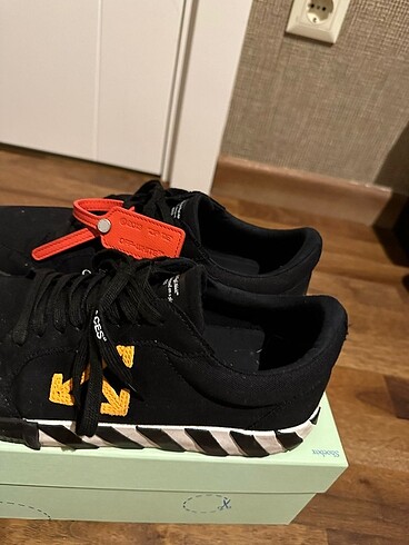 Off-White OFF WHITE SNEAKER