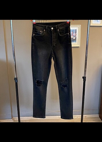 H&M TAŞLANMIŞ SİYAH JEAN s beden uyumludur
