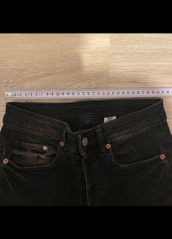 H&M H&M TAŞLANMIŞ SİYAH JEAN s beden uyumludur