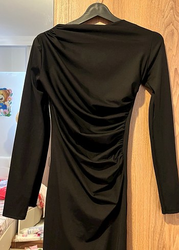 Uzun Siyah Drapeli Yüksek Yakalı Elbise - Görsel 3