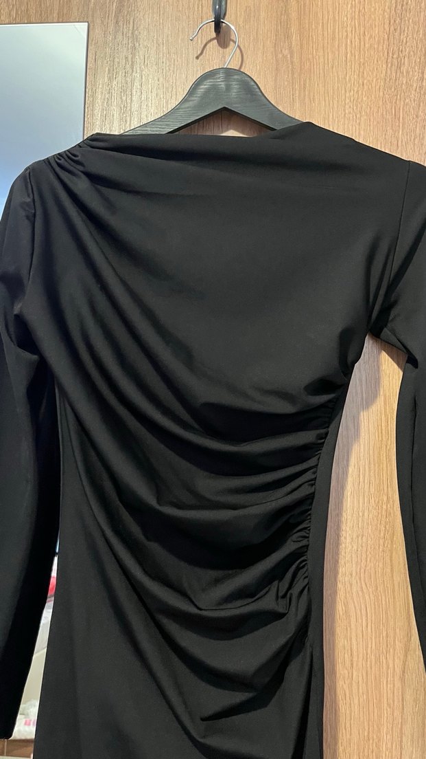 Uzun Siyah Drapeli Yüksek Yakalı Elbise - Görsel 4