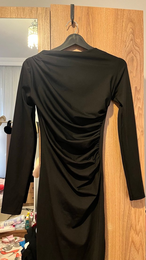 Uzun Siyah Drapeli Yüksek Yakalı Elbise - Görsel 2