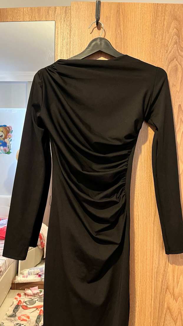 Uzun Siyah Drapeli Yüksek Yakalı Elbise - Görsel 3