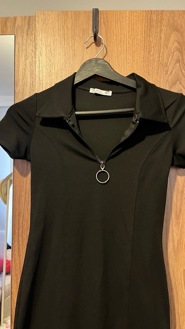 Zincir Detaylı Siyah Kısa Kollu Mini Elbise - Görsel 4