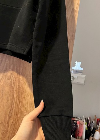 Siyah Kapüşonlu Crop Sweatshirt - Görsel 3