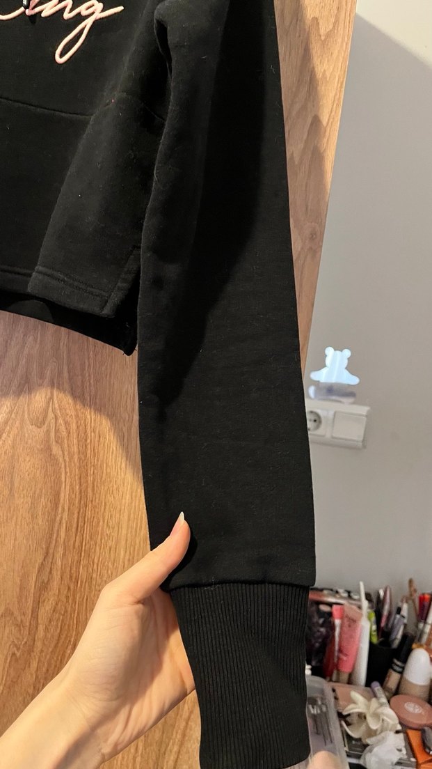 Siyah Kapüşonlu Crop Sweatshirt - Görsel 3