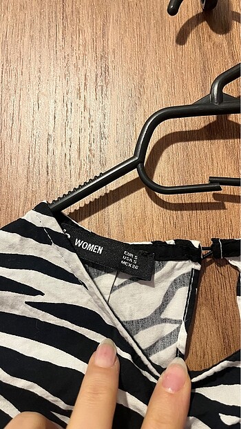 s Beden Zebra desenli sırt dekolteli bluz crop