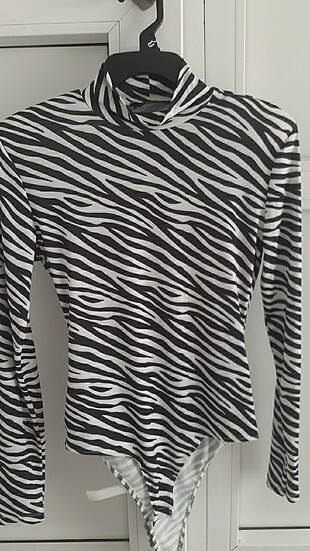 Siyah zebra desenli vatkalı çıtçıtlı örme body