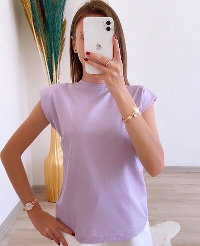 Vatkalı lila tişört