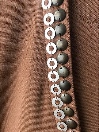 Kahverengi yakası pullu bluz - Görsel 3