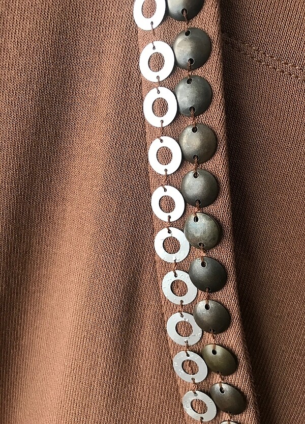 Kahverengi yakası pullu bluz - Görsel 3