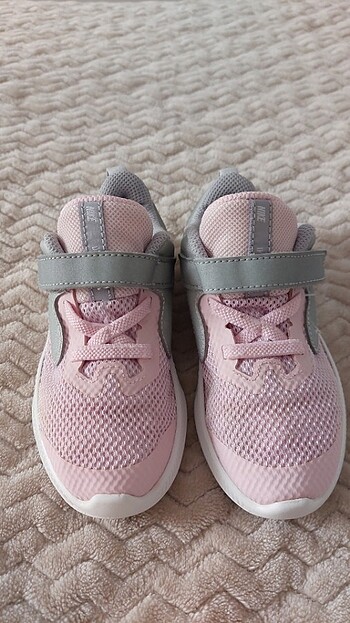 Nike Pembe Gri Spor ayakkabisi