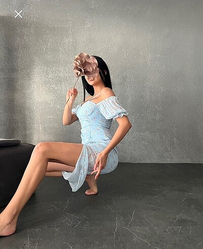 yırtmaçlı mavi çiçekli midi elbise - Görsel 3