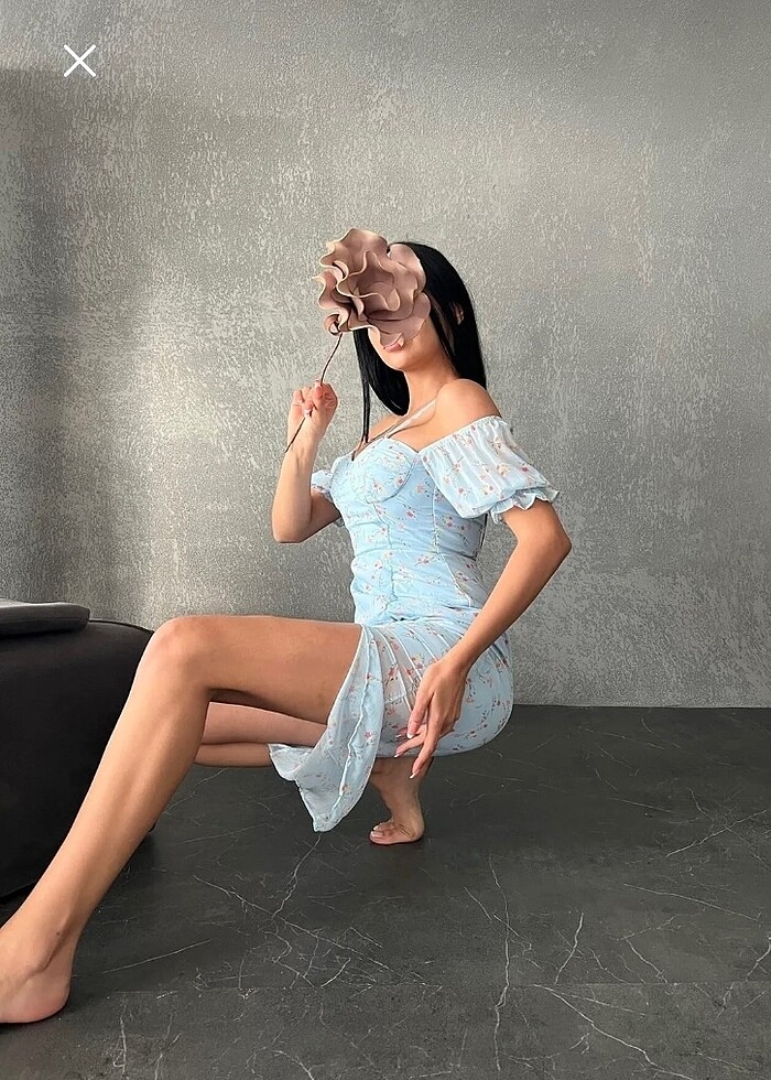 yırtmaçlı mavi çiçekli midi elbise - Görsel 3